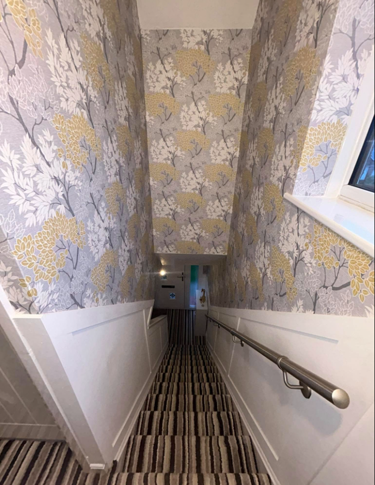 Floral wallpaper stairwell & landing 1
