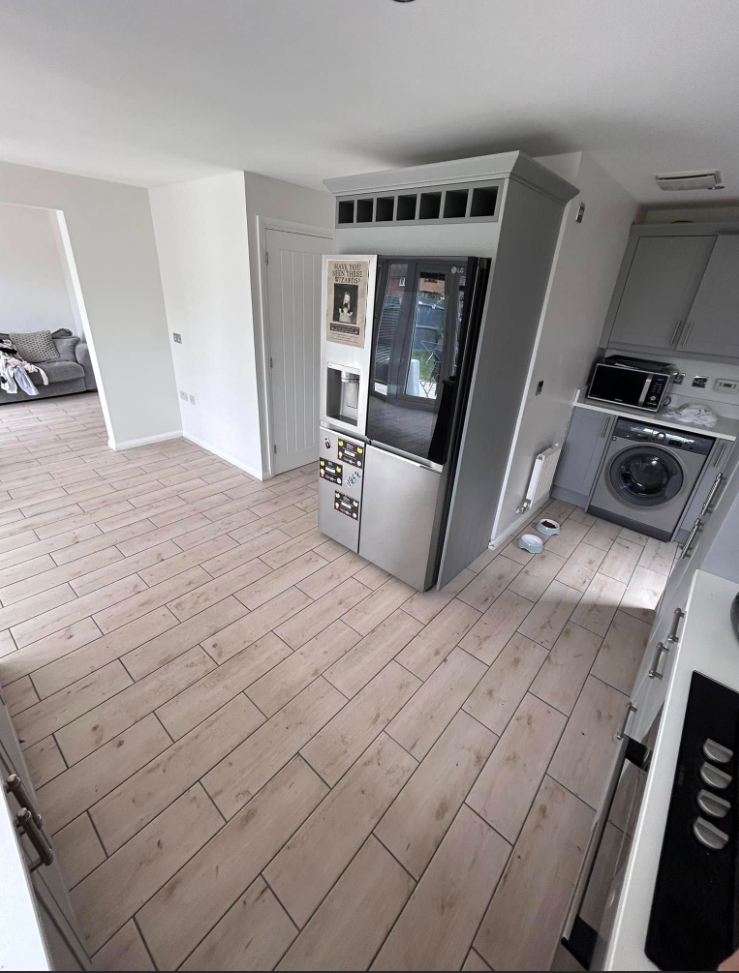 Wood-effect floor tiling throughout 5