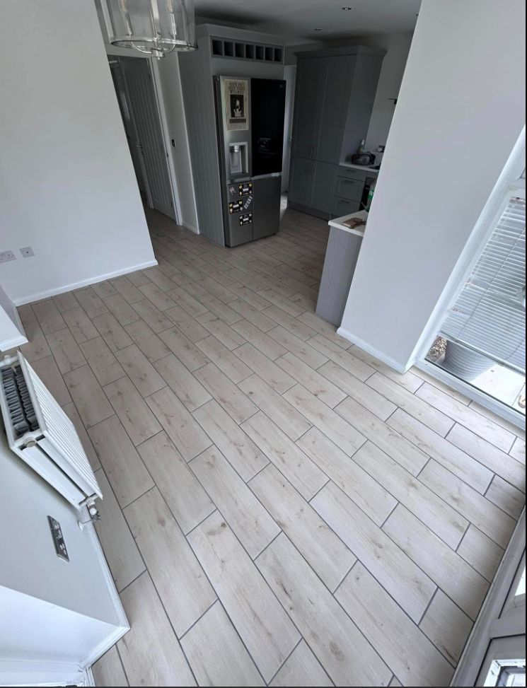 Wood-effect floor tiling throughout 2