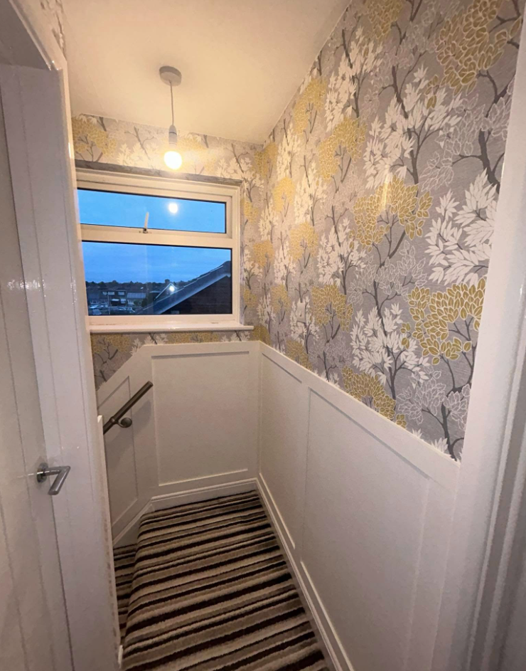Floral wallpaper stairwell & landing 3