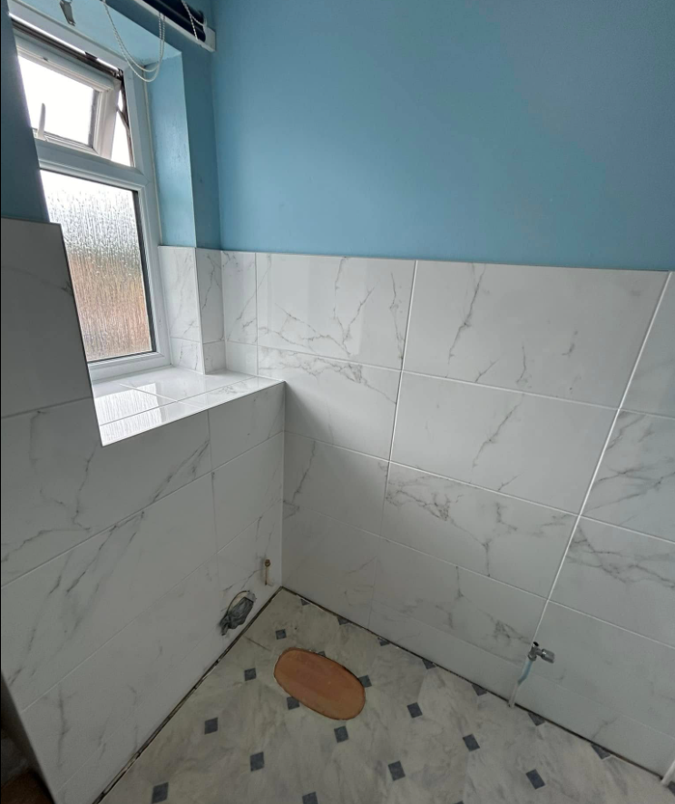 Marble-effect bathroom retile After