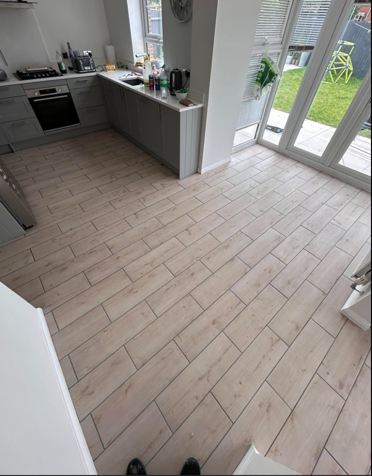 Wood-effect floor tiling throughout 4