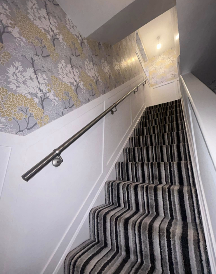 Floral wallpaper stairwell & landing 6