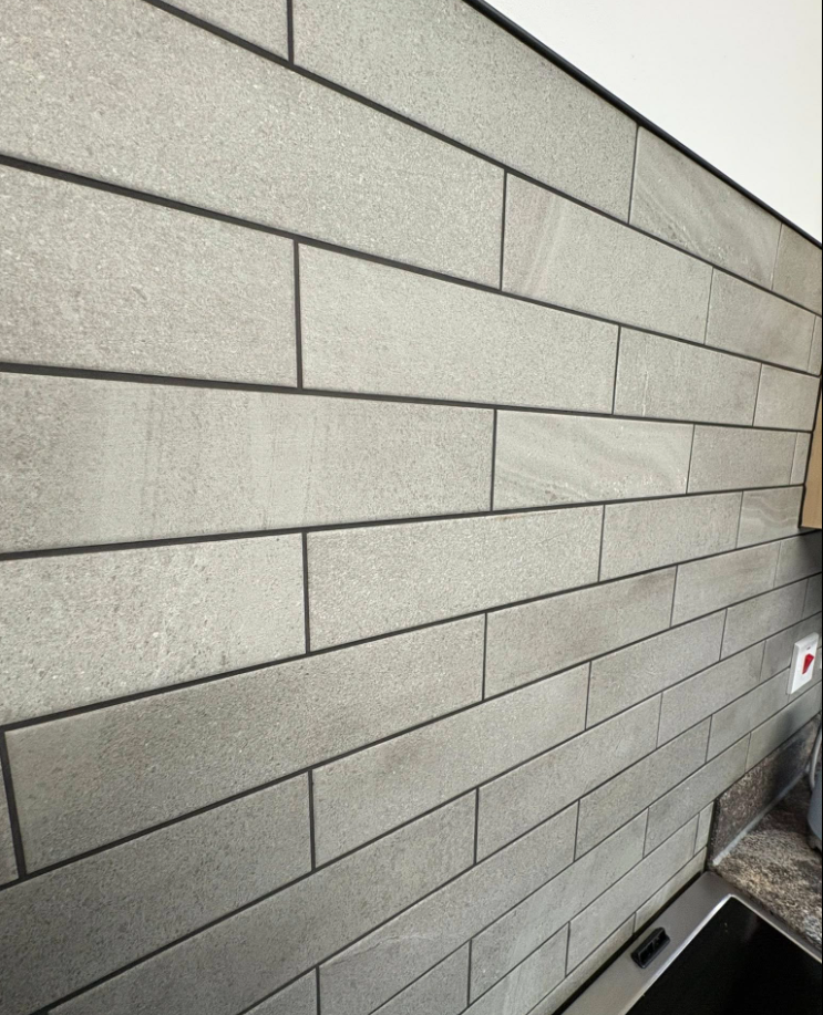 Stone-effect splashback tiling 3