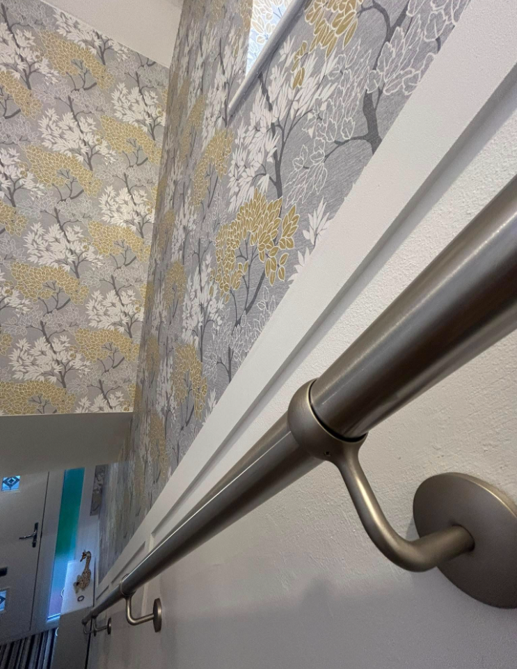 Floral wallpaper stairwell & landing 2