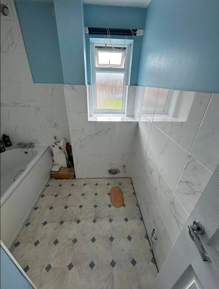 Marble-effect bathroom retile Before