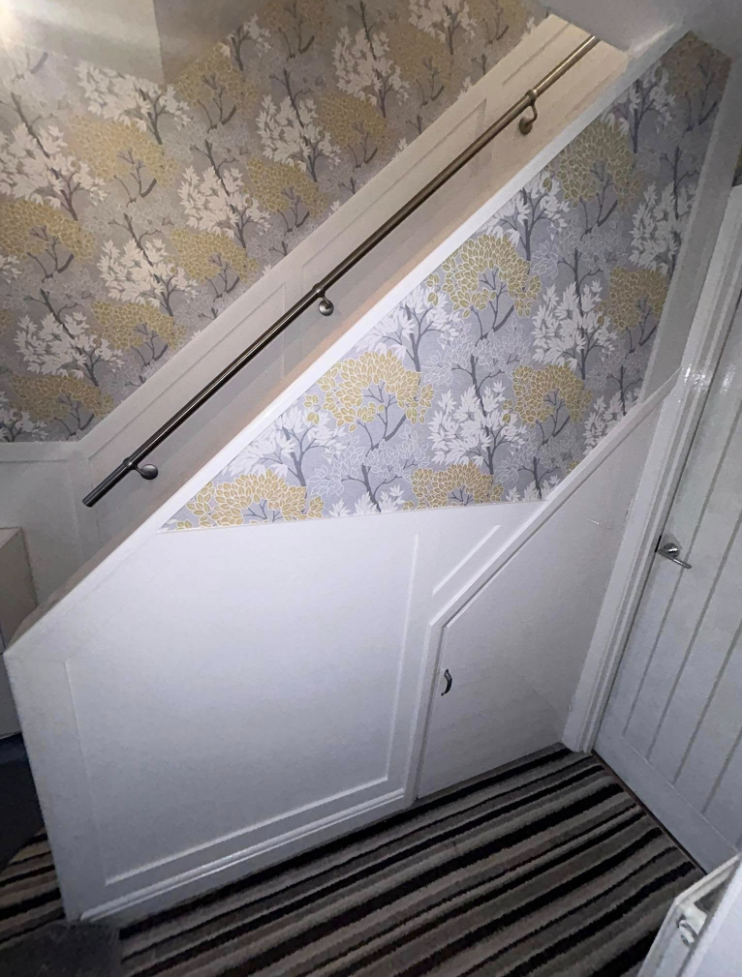 Floral wallpaper stairwell & landing 4