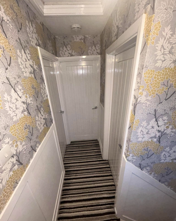 Floral wallpaper stairwell & landing 5