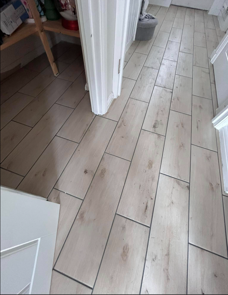 Wood-effect floor tiling throughout 3
